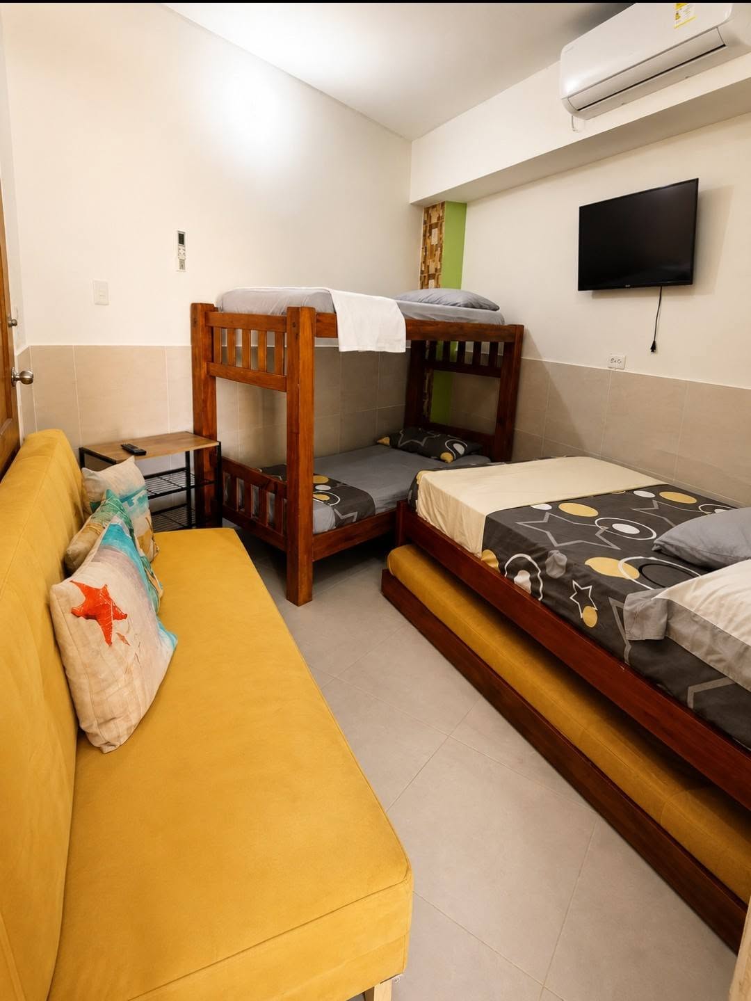Habitación familiar con camarote, cama doble y sofá