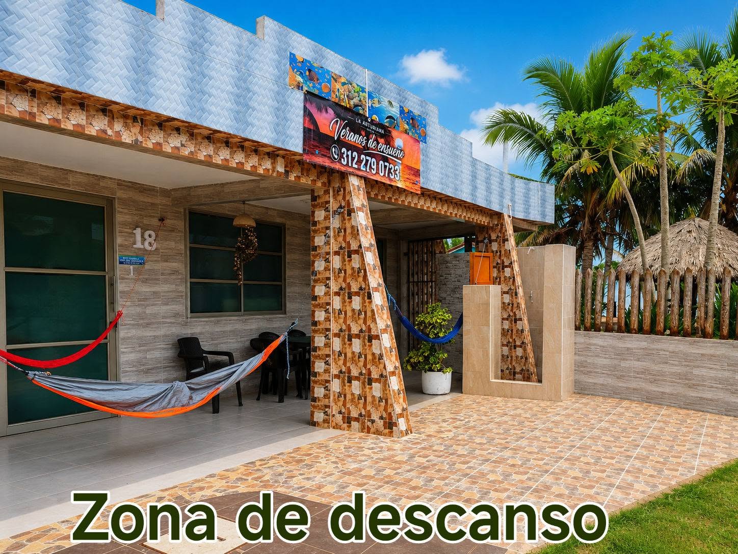 Zona de descanso con hamacas frente a la cabaña