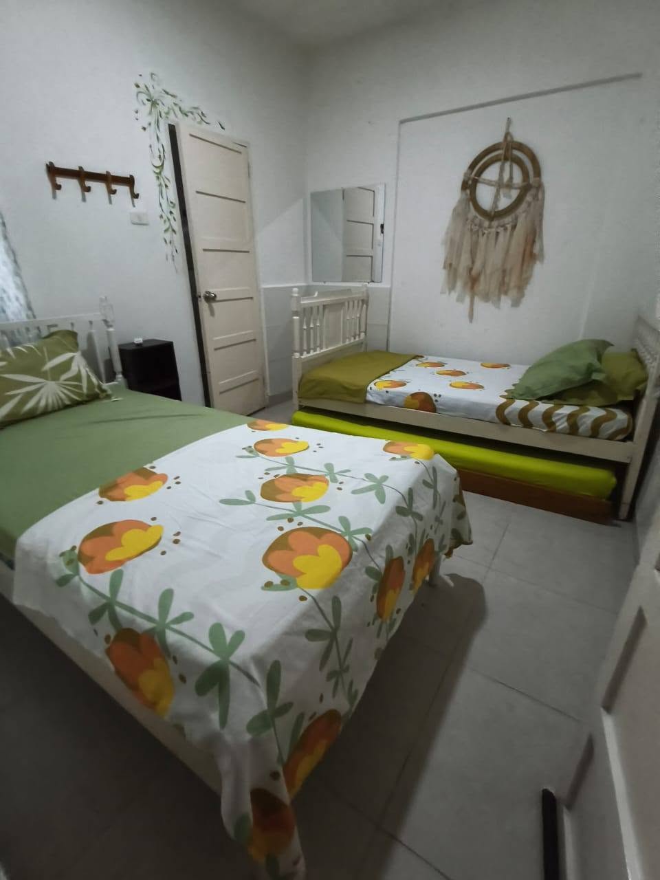 Habitación con dos camas y decoración tropical
