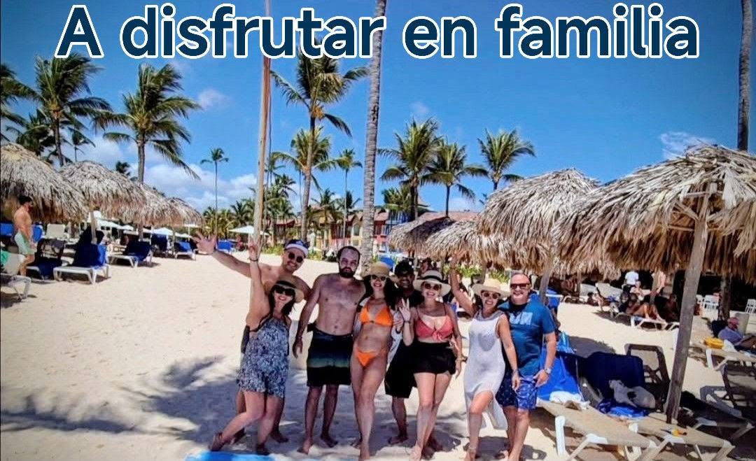 Familia disfrutando en la playa